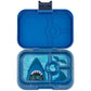 Yumbox Panino Panino Surf Blue Shark uszonnásdoboz, belső tálcáján cápás mintával