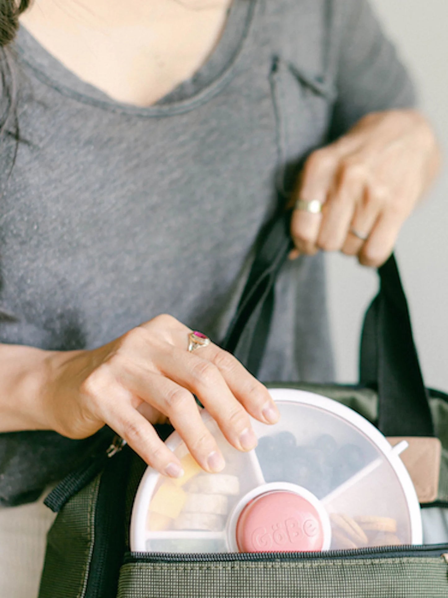 GöBe Snack Spinner snacktartó (több színben)
